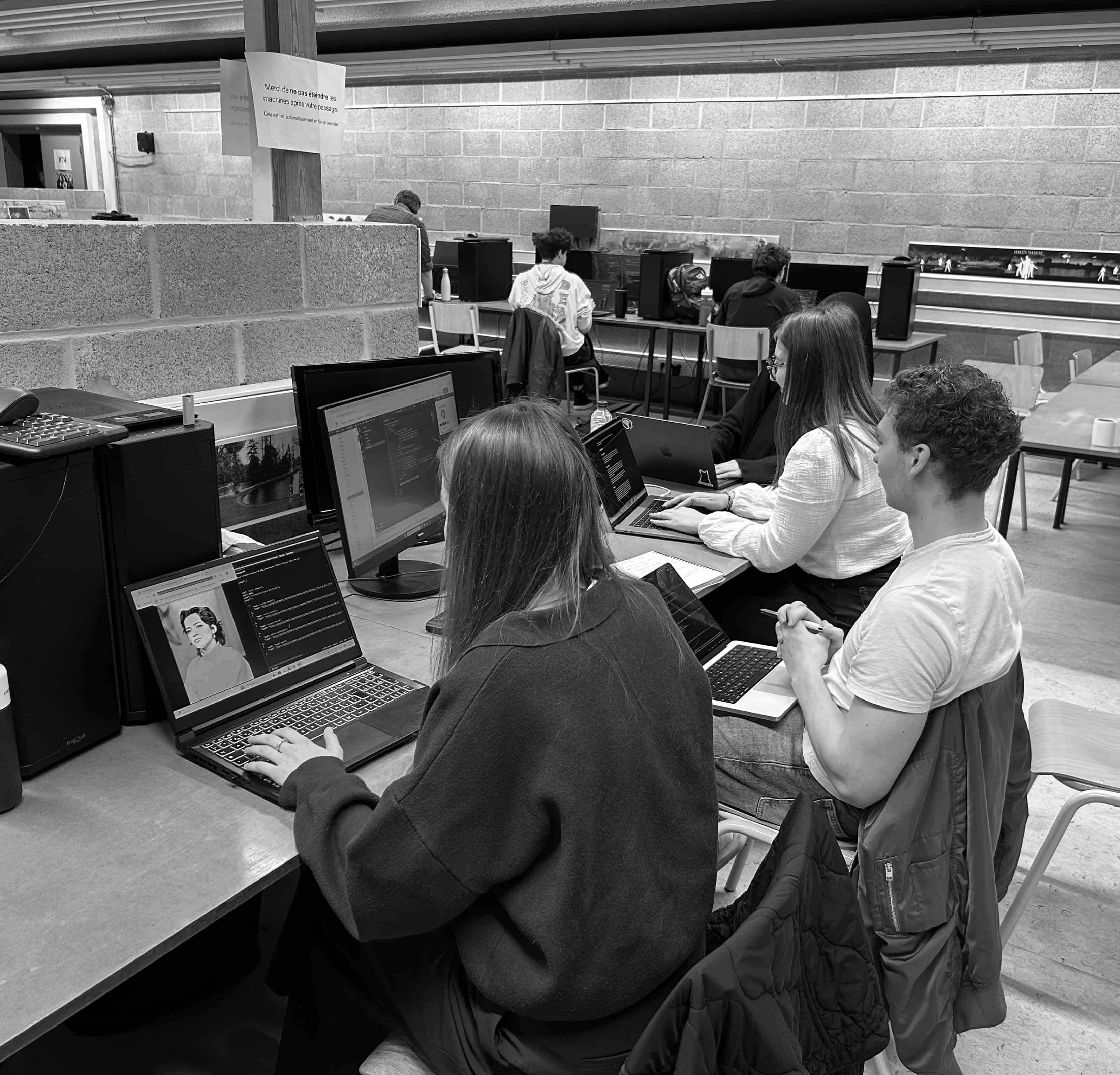 photo du groupe en plein travail