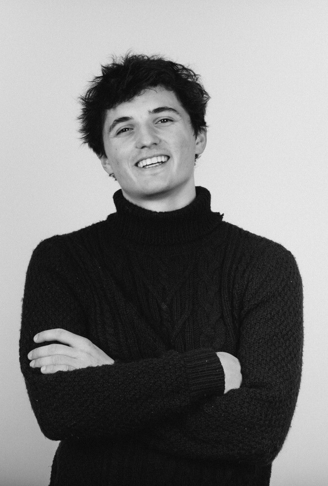 portrait en noir et blanc de mickaël debout qui regarde face à la caméra